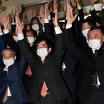 ５選を決め喜ぶ藤原保幸氏（前列中央）＝１１日夜、伊丹市中央２（撮影・秋山亮太）