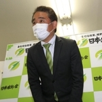 接戦の末、落選して肩を落とす門隆志氏＝１１日夜、宝塚市山本南２（撮影・斎藤雅志）