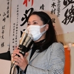 当選を決め支援者らに感謝を述べる山崎晴恵氏＝１１日夜、宝塚市小林５（撮影・秋山亮太）