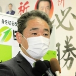 接戦の末、落選して肩を落とし、反省の弁を述べる門隆志氏＝１１日夜、宝塚市山本南２（撮影・斎藤雅志）
