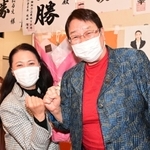 当選を決め祝福に訪れた中川智子宝塚市長（右）と喜び合う山崎晴恵氏＝１１日夜、宝塚市小林５（撮影・秋山亮太）