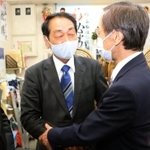 前兵庫県副知事の金沢和夫氏と握手を交わす森脇保仁氏＝１１日夜、宝塚市売布２（撮影・村上貴浩）