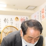 落選の知らせを受け支援者に頭を下げる森脇保仁氏＝１１日夜、宝塚市売布２（撮影・村上貴浩）