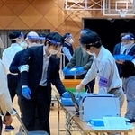 投票数と開票数が合わず、数え直しをする伊丹市職員ら＝１２日午前０時すぎ、伊丹市荒牧４、大阪芸術大学短期大学部