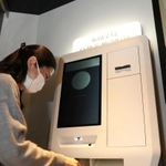 営業時間外にも、処方箋に基づいて調合した薬剤が受け取れる機械（撮影・長嶺麻子）