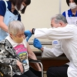 ワクチン接種を受ける高齢者＝１２日午前、伊丹市中央４（撮影・秋山亮太）