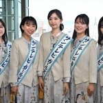 サンテレビガールズに就任した（右から）稲崎里穂さん、越智麻也子さん、佐藤理子さん、千原由莉さん、柴田祐里菜さん＝神戸新聞社（撮影・坂井萌香）