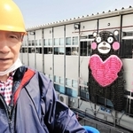 【３代目】熊本県益城町役場仮庁舎に飾られた３代目くまモンと、修理作業で訪れた荒井さん＝３月１７日（荒井さん提供）