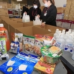 兵庫県が自宅療養・待機者に届けるセットの中身。血中酸素濃度を測る、貸与品のパルスオキシメーターもある＝１３日午後、神戸市兵庫区、イオンモール神戸南（撮影・小林良多）