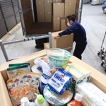 自宅療養者に向けた発送作業が始まった支援物品。５日分の食料品や衛生用品が詰め込まれた＝１３日午後、神戸市兵庫区中之島２、イオンモール神戸南（撮影・小林良多）