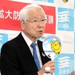 新型コロナ対策で、会食時のうちわ使用を呼び掛ける兵庫県の井戸敏三知事＝９日午後、神戸市中央区、県庁