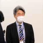 「うちわ会食」の効果に懸念を示す神戸市健康局の花田裕之局長＝１４日午前、神戸市役所