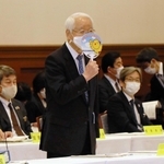 兵庫県の新型コロナ対策本部会議と協議会の会合を前に、うちわを手にする兵庫県の井戸敏三知事＝９日、神戸市中央区、兵庫県公館