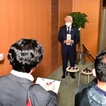 飲食店へのうちわ配布中止について説明する井戸敏三知事＝１４日夕、兵庫県庁（撮影・中西幸大）