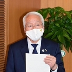 飲食店へのうちわ配布中止について説明する井戸敏三知事＝１４日夕、兵庫県庁（撮影・中西幸大）