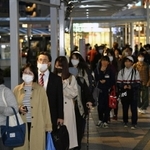 帰宅途中の人で混雑するＪＲ明石駅前。２２日から「まん延防止等重点措置」の対象地域となる＝１５日夜、明石市大明石町１（撮影・坂井萌香）