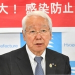 「まん延防止等重点措置」の対象地域の拡大を説明する井戸敏三知事＝１５日午後、兵庫県庁