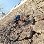 地中レーダーを使って姫路城「カの櫓」の石垣内部を調査する作業員＝２０２１年１月（姫路市提供）