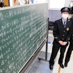 新社会人、新入生へのメッセージを書いた内山永哲さん（左）と企画した大西広太さん＝ＪＲ加古川駅
