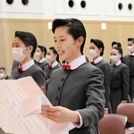 答辞を述べる新入生総代の南平友里愛さん＝宝塚市武庫川町（宝塚音楽学校提供）