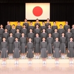 集合写真撮影に臨む宝塚音楽学校第１０９期生＝宝塚市武庫川町（宝塚音楽学校提供）