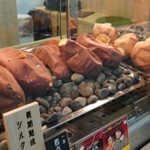 「志のもと」で販売する熟成焼き芋＝神戸市兵庫区荒田町４