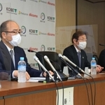 国産初の手術支援ロボットを使った遠隔手術の実証実験について発表する藤澤正人神戸大学長（手前）ら＝１６日午後、神戸市灘区六甲台町（撮影・小林良多）