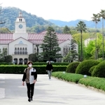 新型コロナウイルスの感染拡大を受け、学生がまばらになった関西学院大のキャンパス＝西宮市上ケ原一番町