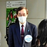 ＪＲ新長田駅前で通勤客にあいさつをする金沢和夫氏＝８日午前、神戸市長田区