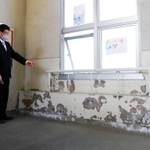 改修工事ができなかった校舎。壁の一部は塗料がはがれ落ちている＝西宮市学文殿町１、市立学文中学校