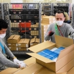 神戸市内の７５歳以上の高齢者に届けられる接種券。２０日から順次配達される＝１９日午前、神戸市中央区栄町通６、神戸中央郵便局