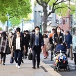 会社員や市民らが行き交う神戸・三宮の繁華街。人の動きを止めるため、３度目の緊急事態宣言発令となるのか＝１９日午後、神戸市中央区加納町５（撮影・中西幸大）