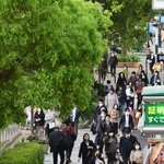 会社員や市民らが行き交う神戸・三宮の繁華街。人の動きを止めるため、３度目の緊急事態宣言発令となるのか＝１９日午後、神戸市中央区加納町５（撮影・中西幸大）
