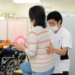 生活復帰へ向け、懸命にリハビリに取り組む女性＝３月３０日、神戸市兵庫区切戸町、荻原みさき病院