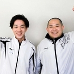 神戸市の体操番組で高齢者のファンが増えている河石優さん（左）、塗田一雄さん＝神戸市役所