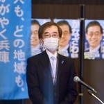 後援会の設立総会であいさつする金沢和夫氏＝２０日午後、神戸市中央区（撮影・中西幸大）