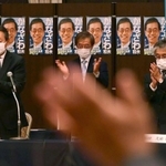 後援会設立総会の最後に拍手を送られる金沢和夫氏（中央）＝２０日午後、神戸市中央区北野町１（撮影・中西幸大）