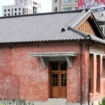 黒いぶしを使った台湾・台北市の寺院（栄和瓦産業提供）