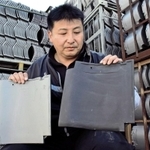 海外で売れ始めた黒いぶし瓦（右）と通常のいぶし瓦＝南あわじ市松帆慶野、栄和瓦産業