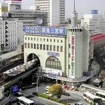 阪急電車がビルの中に出入りし、三宮のランドマークとして親しまれた「神戸阪急ビル東館」＝１９９３年４月
