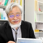 「家庭でも親子で一緒に動画を見て話し合ってほしい」と話す冨永良喜教授＝神戸市中央区脇浜海岸通１