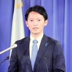 自民党本部からの推薦が決まり、会見する斎藤元彦氏＝東京都千代田区、自民党本部