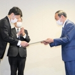 菅義偉首相（右）から自民党の推薦証を受け取る斎藤元彦氏＝２２日午後、自民党本部