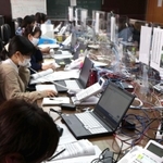 兵庫県内で先駆けて高砂市が設置した新型コロナウイルスのワクチン接種の予約受付コールセンター。鳴りっぱなしの電話にオペレーターが休みなく対応していた＝４月５日、高砂市高砂町朝日町１、高砂市文化保健センター（撮影・長嶺麻子）