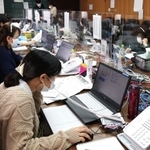 兵庫県内で先駆けて高砂市が設置した新型コロナウイルスのワクチン接種の予約受付コールセンター。鳴りっぱなしの電話にオペレーターが休みなく対応していた＝４月５日、高砂市高砂町朝日町１、高砂市文化保健センター（撮影・長嶺麻子）