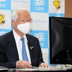 関西広域連合のオンライン会議に臨む兵庫県の井戸敏三知事＝23日夕、県庁