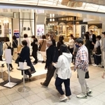 緊急事態宣言の発令を前に、神戸阪急では開店と同時に多くの客が入店した＝２４日午前、神戸市中央区小野柄通８（撮影・吉田敦史）