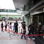 開店と同時に入店する買い物客＝２４日午前、神戸市中央区雲井通７、ミント神戸（撮影・吉田敦史）