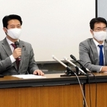 兵庫県知事選への対応について説明する立憲民主党兵庫県連の桜井周県連代表（左）と栗山雅史幹事長＝２４日午後、神戸市中央区中山手通４