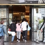 緊急事態宣言の発令を明日に控え、買い物に訪れる人たち＝２４日午前、神戸市中央区雲井通７、ミント神戸（撮影・吉田敦史）